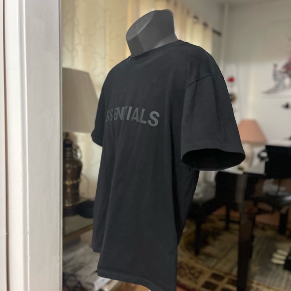 EUC Men’s Size Small Fear Of God Essentials Logo Appliqued Patch Tee 100% Cotton - Picture 9 of 15